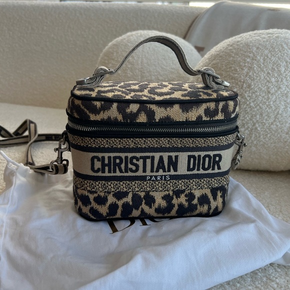 Christian Dior Mizza embroidered canvas vanity bag RARE.
100% Authentic. - Picture 2 of 11